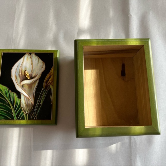 Gorgeous Hand Painted Calla Lily Green Wooden Trinket Box EUC - Picture 6 of 13